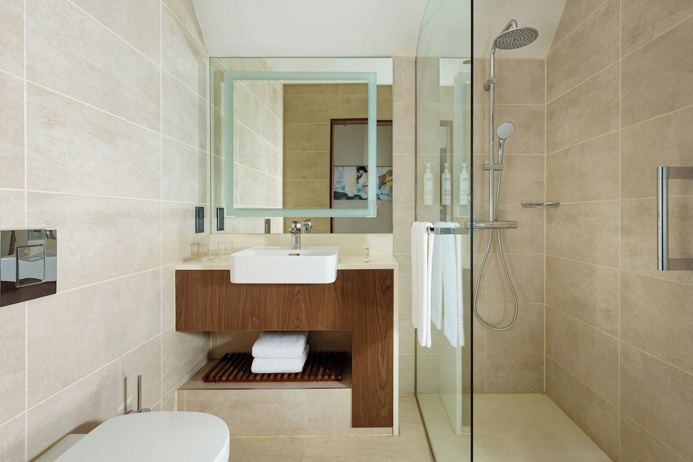 Habitación, 1 cama de matrimonio grande, vistas al jardín del hotel Courtyard by Marriott Baku. Foto 6