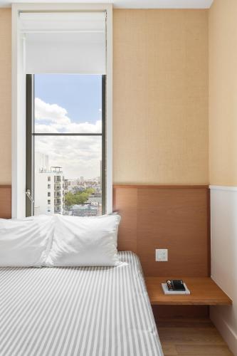 Alojamiento Sky con cama grande del hotel Untitled at 3 Freeman Alley. Foto 3