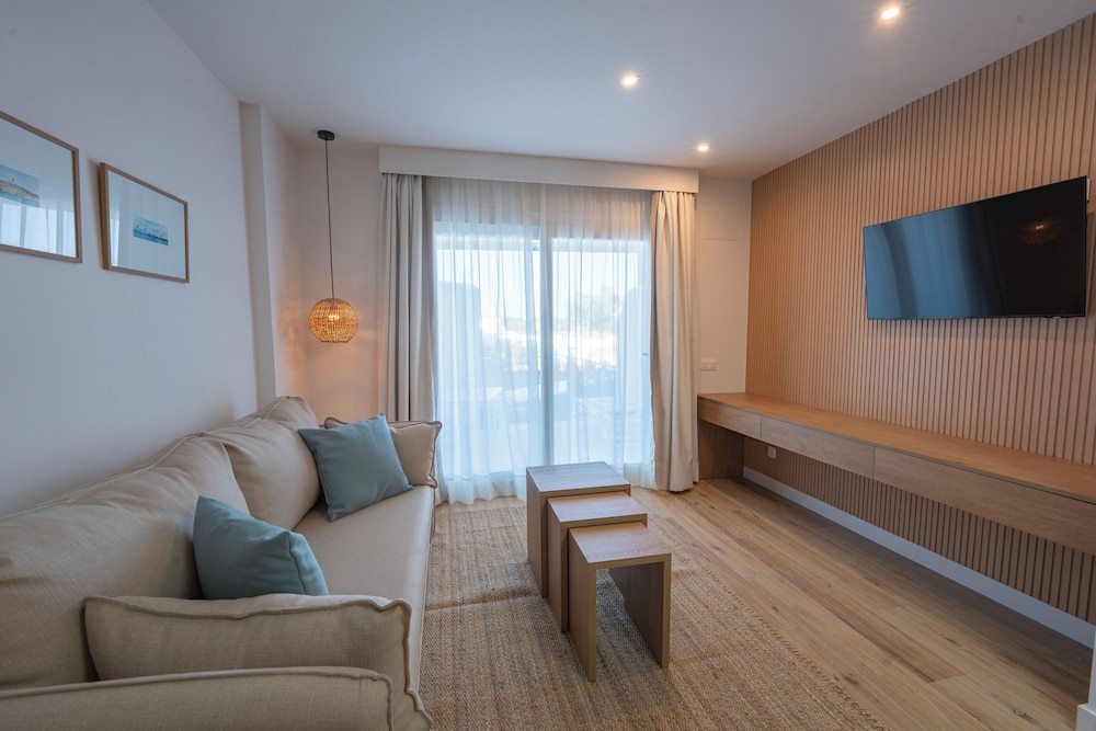 Estudio exclusivo, acceso a la piscina, planta baja del hotel Punta Candor Suites. Foto 1