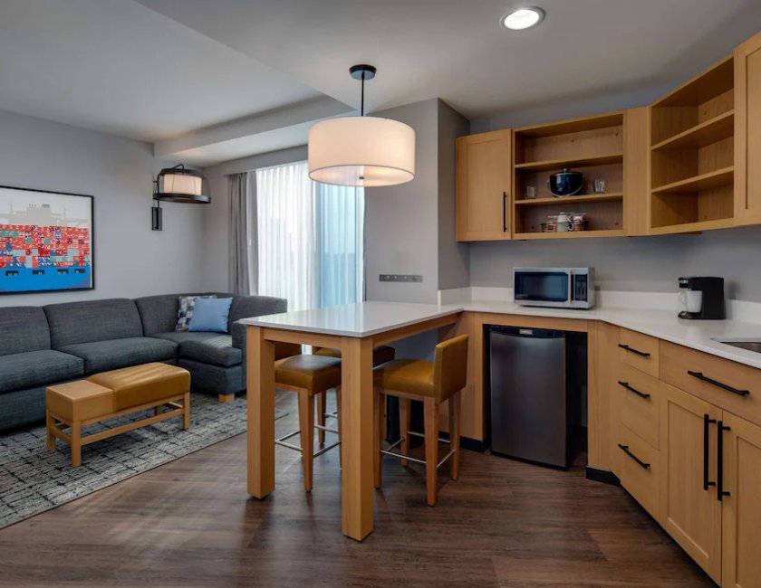 Suite de un dormitorio, cama King y sofá cama del hotel Hyatt Place Boston/Seaport District