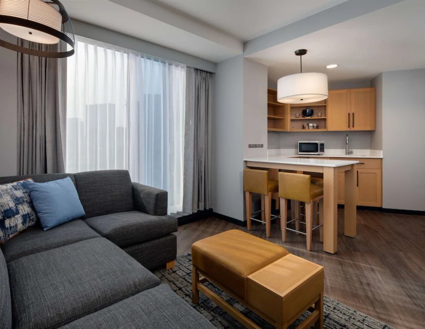 Suite de un dormitorio, cama King y sofá cama del hotel Hyatt Place Boston/Seaport District. Foto 1