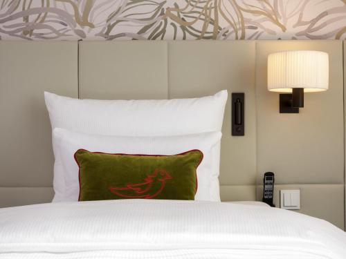 Habitación con cama grande del hotel Mövenpick Stuttgart Messe and Congress