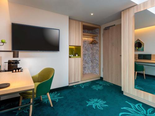 Habitación con cama grande del hotel Mövenpick Stuttgart Messe and Congress. Foto 4