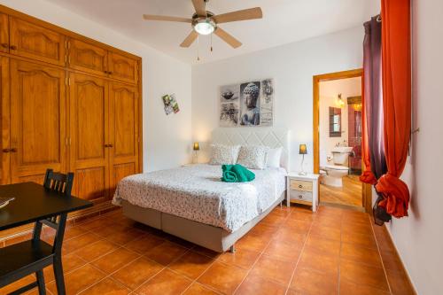 Suite con vistas a la montaña del hotel Timanfaya Casa Rural. Foto 3