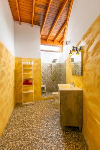 Suite con vistas al jardín del hotel Timanfaya Casa Rural. Foto 11