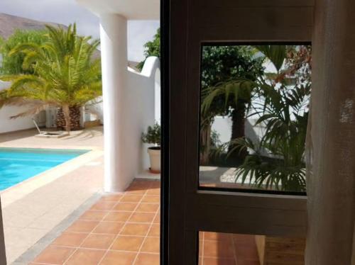 Suite Junior con vistas a la piscina del hotel Timanfaya Casa Rural. Foto 7