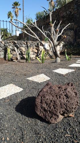 Suite con vistas al jardín del hotel Timanfaya Casa Rural. Foto 7