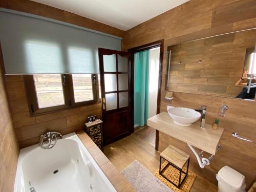 Habitación Deluxe del hotel Rural Finca Marisa. Foto 1