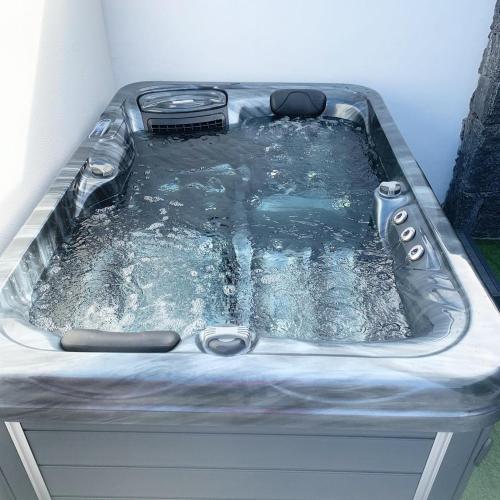 Apartamento con vistas a la montaña y bañera de hidromasaje del hotel Rural Finca Marisa. Foto 2