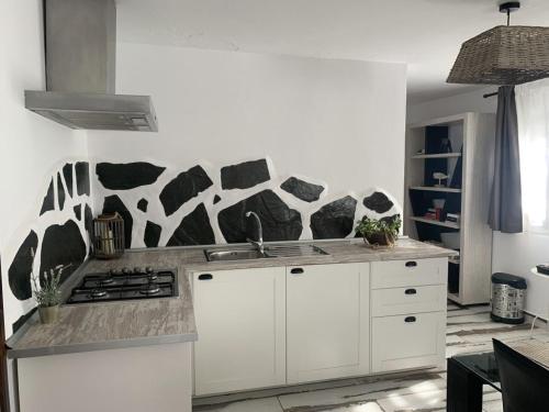 Apartamento con vistas a la montaña y bañera de hidromasaje del hotel Rural Finca Marisa. Foto 5