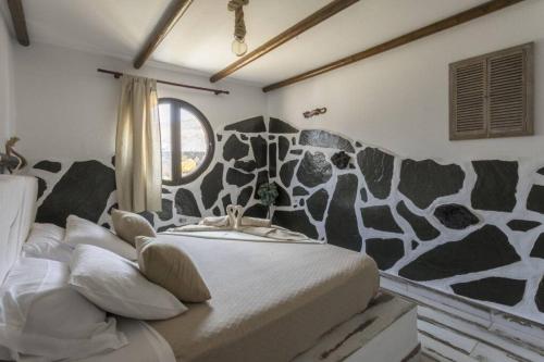 Apartamento con vistas a la montaña y bañera de hidromasaje del hotel Rural Finca Marisa. Foto 9