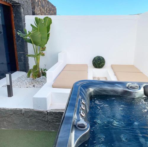 Apartamento con vistas a la montaña y bañera de hidromasaje del hotel Rural Finca Marisa. Foto 12