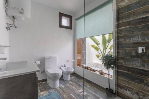 Apartamento con vistas a la montaña y bañera de hidromasaje del hotel Rural Finca Marisa. Foto 13