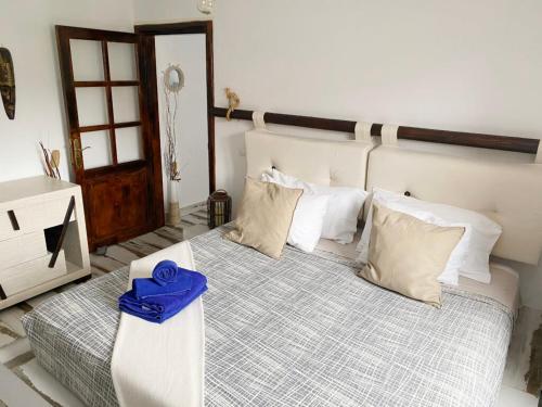 Apartamento con vistas a la montaña y bañera de hidromasaje del hotel Rural Finca Marisa. Foto 14