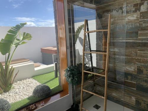 Apartamento con vistas a la montaña y bañera de hidromasaje del hotel Rural Finca Marisa. Foto 15