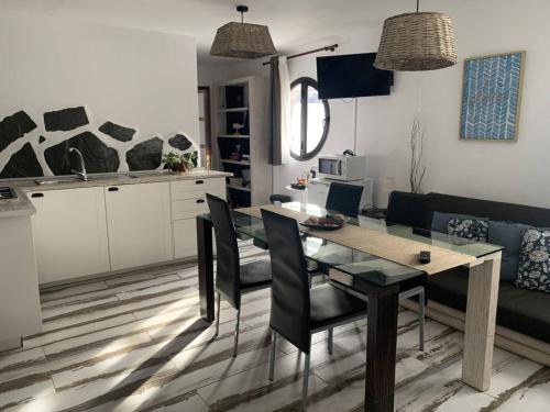 Apartamento con vistas a la montaña y bañera de hidromasaje del hotel Rural Finca Marisa. Foto 16