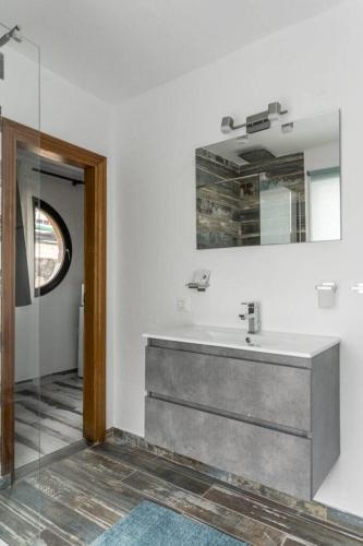 Apartamento con vistas a la montaña y bañera de hidromasaje del hotel Rural Finca Marisa. Foto 3