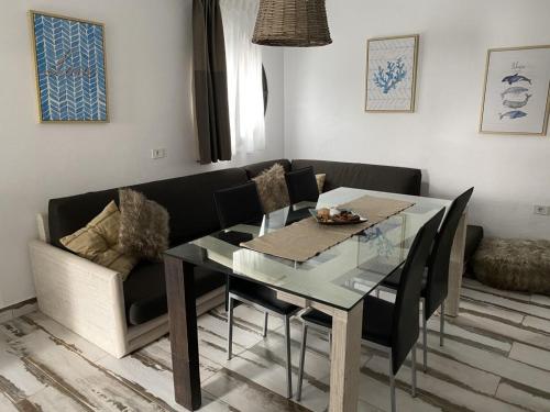 Apartamento con vistas a la montaña y bañera de hidromasaje del hotel Rural Finca Marisa. Foto 5