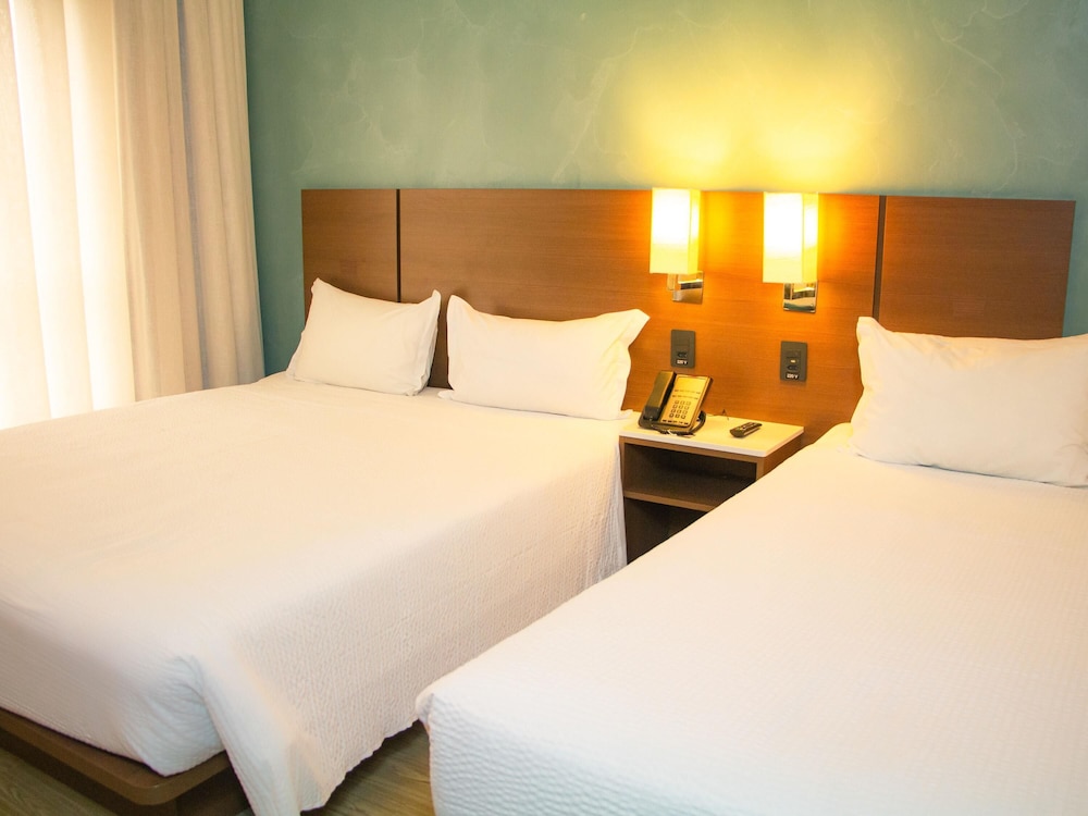 Habitación triple, varias camas del hotel ibis Styles Curitiba Aeroporto. Foto 3