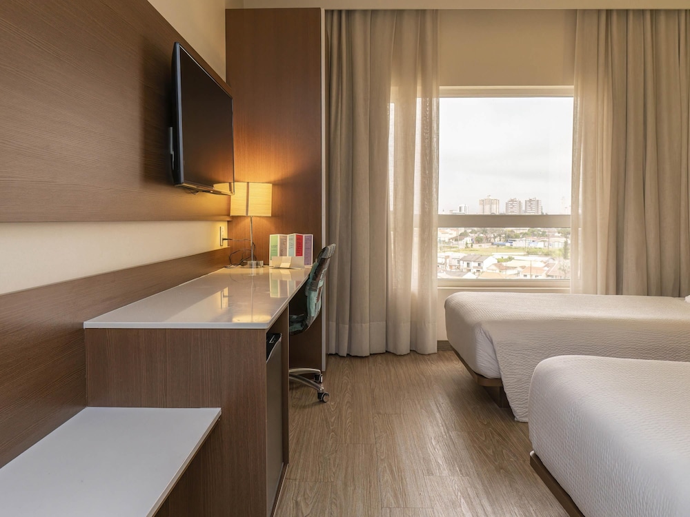 Habitación triple, varias camas del hotel ibis Styles Curitiba Aeroporto. Foto 4