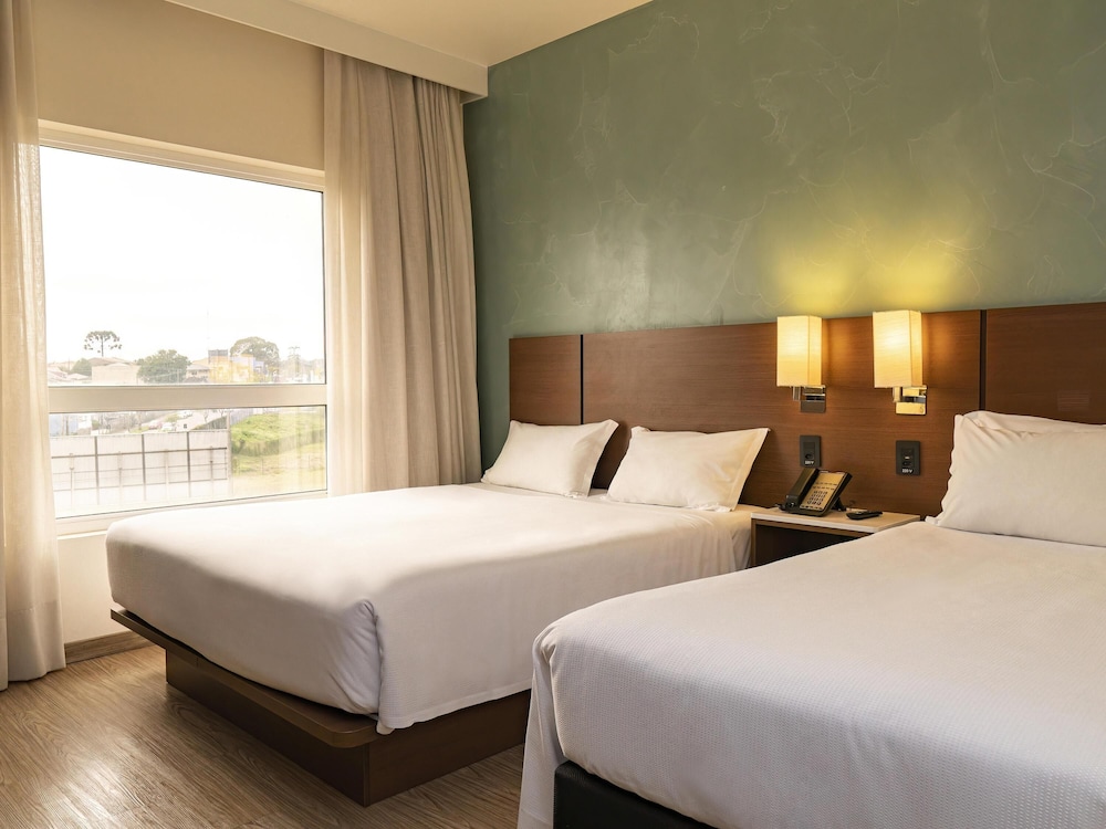 Habitación triple, varias camas del hotel ibis Styles Curitiba Aeroporto. Foto 6