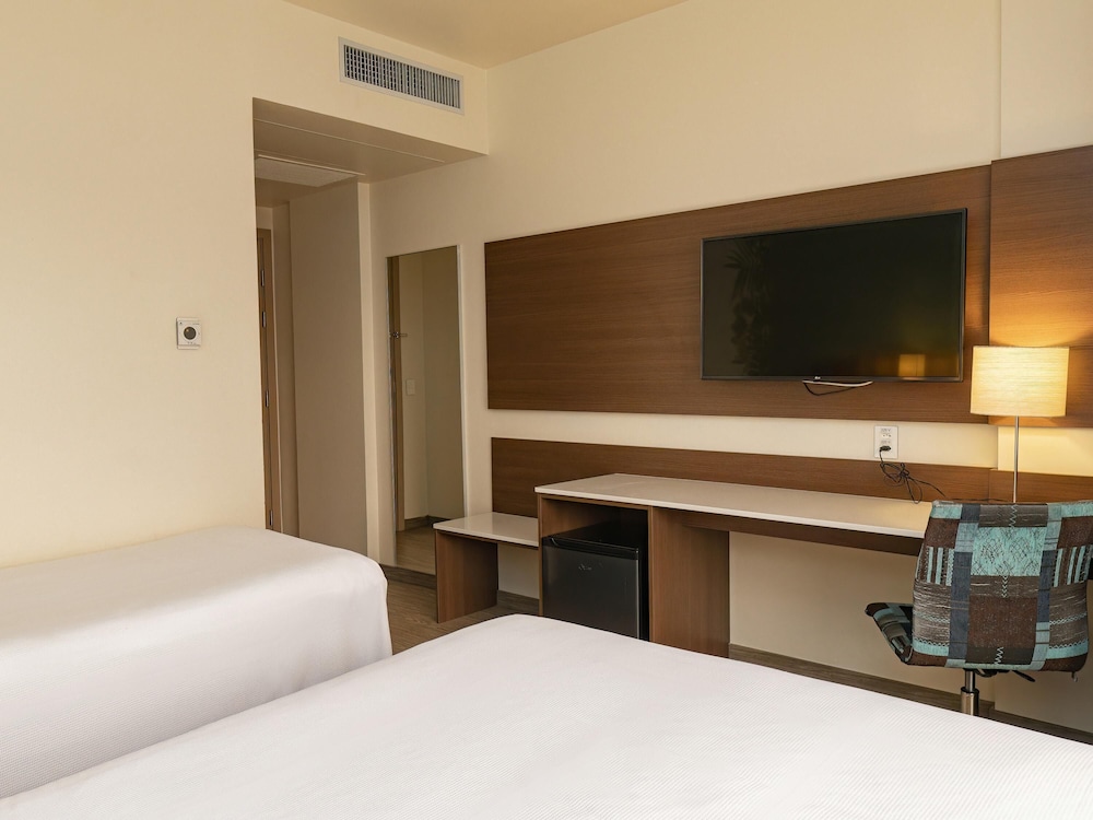 Habitación triple, varias camas del hotel ibis Styles Curitiba Aeroporto. Foto 7