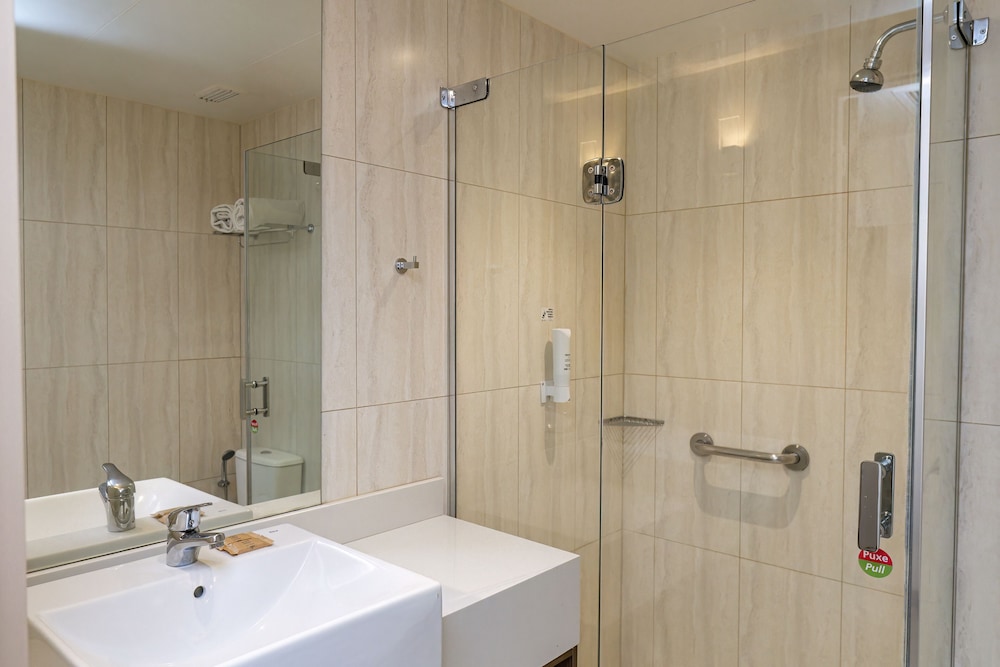 Habitación triple, varias camas del hotel ibis Styles Curitiba Aeroporto. Foto 9