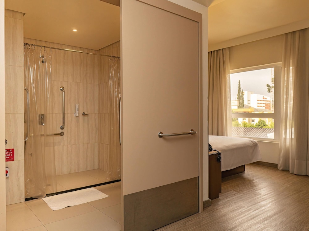 Habitación, 1 cama doble, accesible para personas con discapacidad (Accessible) del hotel ibis Styles Curitiba Aeroporto. Foto 6