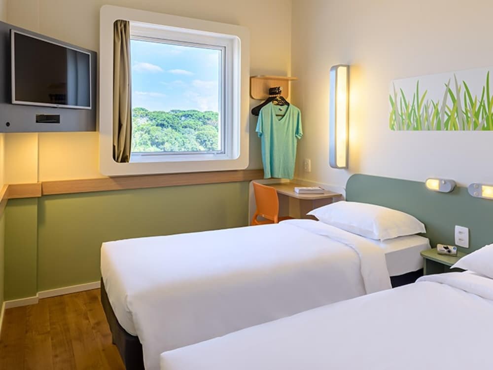Apartamento estándar con dos camas individuales del hotel Ibis Budget Curitiba Aeroporto. Foto 2