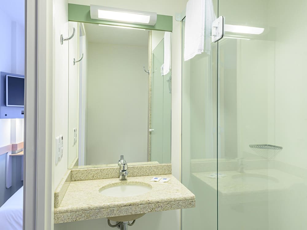 Apartamento estándar con dos camas individuales del hotel Ibis Budget Curitiba Aeroporto. Foto 4