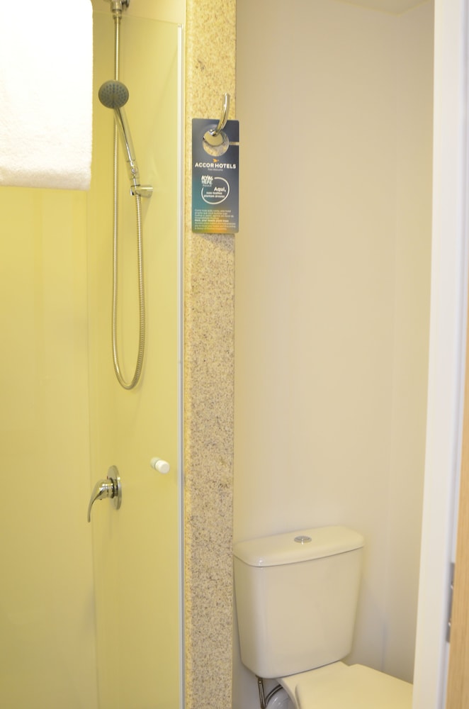 Apartamento estándar con 1 cama doble del hotel Ibis Budget Curitiba Aeroporto. Foto 7