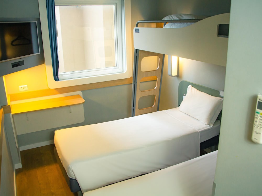 Habitación triple con tres camas individuales del hotel Ibis Budget Curitiba Aeroporto