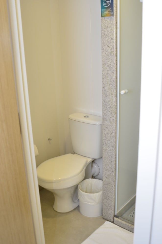 Habitación triple con tres camas individuales del hotel Ibis Budget Curitiba Aeroporto. Foto 1