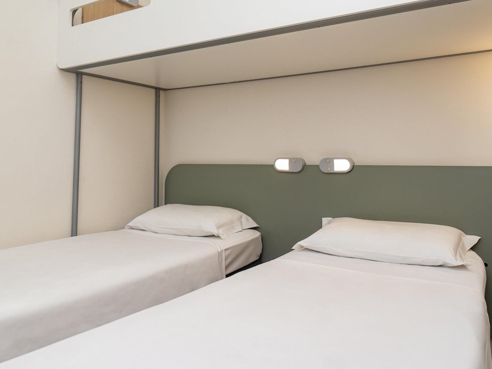 Habitación triple con tres camas individuales del hotel Ibis Budget Curitiba Aeroporto. Foto 3