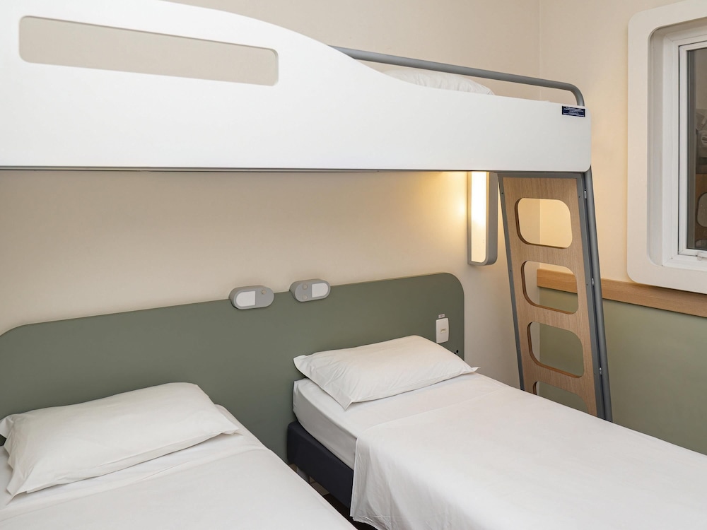 Habitación triple con tres camas individuales del hotel Ibis Budget Curitiba Aeroporto. Foto 4
