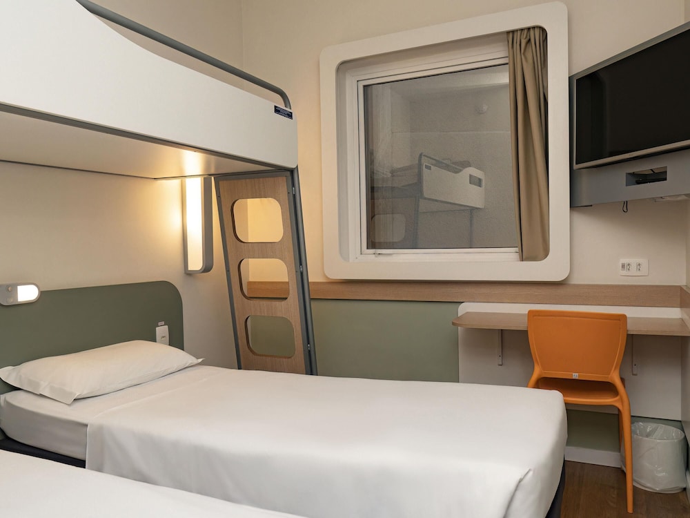 Habitación triple con tres camas individuales del hotel Ibis Budget Curitiba Aeroporto. Foto 6