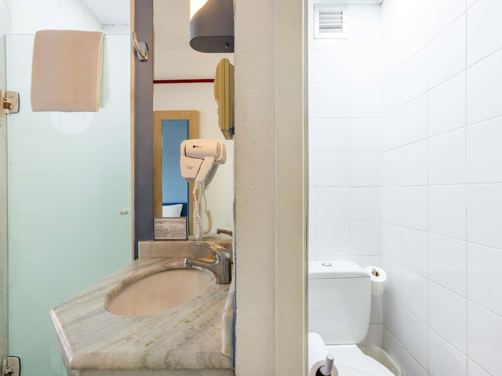 Apartamento Standard Plus con 1 cama doble y 1 litera del hotel ibis budget Curitiba Centro. Foto 3