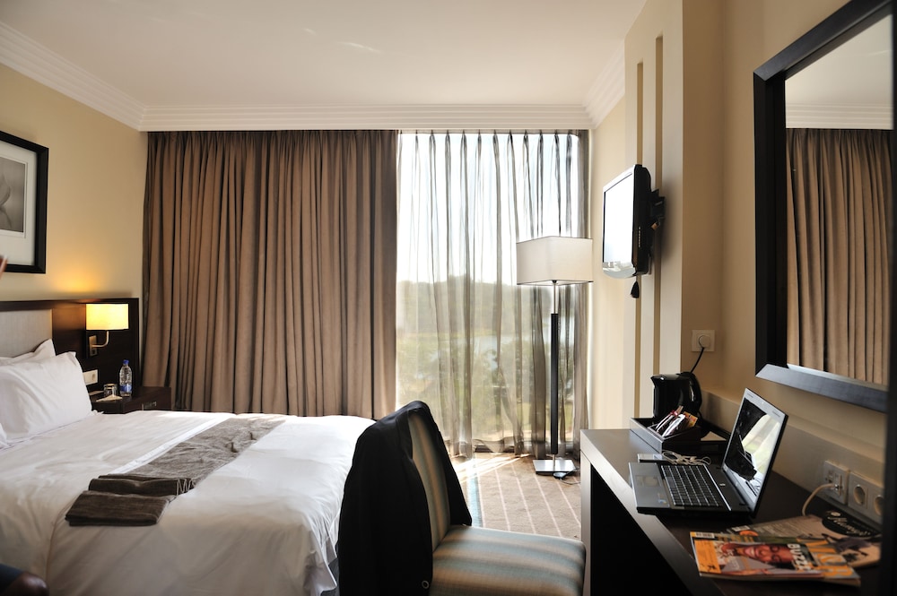 HABITACIÓN SUPERIOR, 1 Cama Queen, Vistas al Jardín o al Lago del hotel Pullman Lubumbashi Grand Karavia. Foto 1