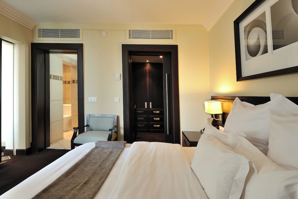 SUITE DE LUJO, 1 Cama Queen, Vistas al Jardín o al Lago del hotel Pullman Lubumbashi Grand Karavia. Foto 3