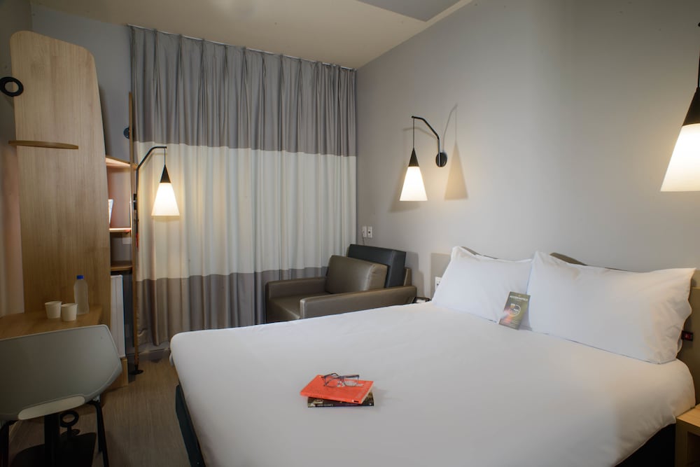 Habitación Standard con 1 cama doble y 1 cama infantil del hotel ibis Itatiba. Foto 3