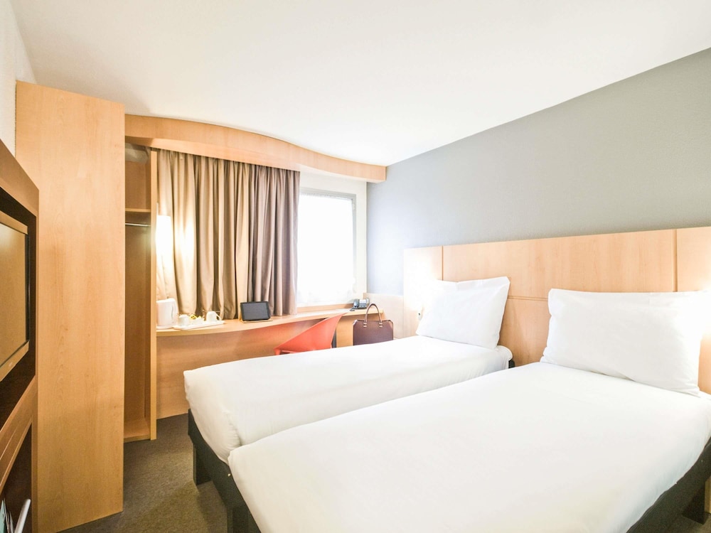 Habitación con 2 camas individuales, 2 camas individuales del hotel Ibis London Heathrow Airport