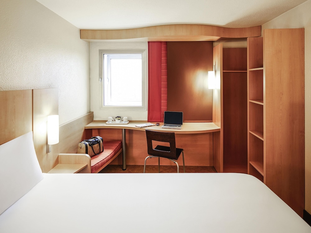 Habitación con 2 camas individuales, 2 camas individuales del hotel Ibis London Heathrow Airport. Foto 2