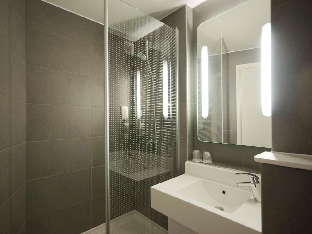 Habitación familiar, varias camas del hotel Ibis London Heathrow Airport. Foto 4