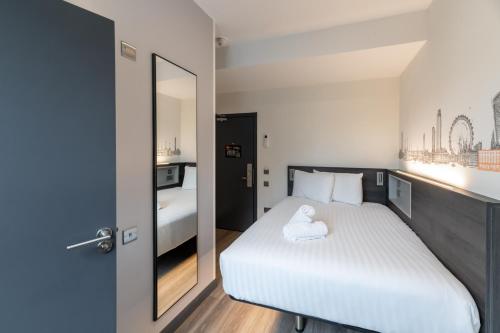 Habitación Doble Estándar del hotel easyHotel Victoria. Foto 3