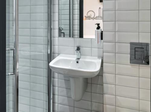 Habitación Doble Estándar del hotel easyHotel Victoria. Foto 10