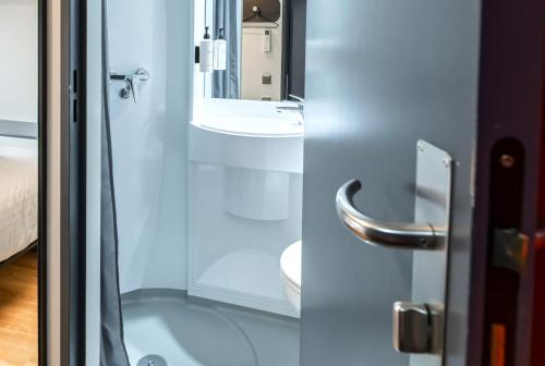 Habitación Doble Estándar del hotel easyHotel Victoria. Foto 13