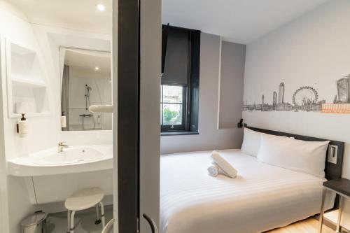 Habitación doble - Adaptada para personas de movilidad reducida del hotel easyHotel Victoria. Foto 1