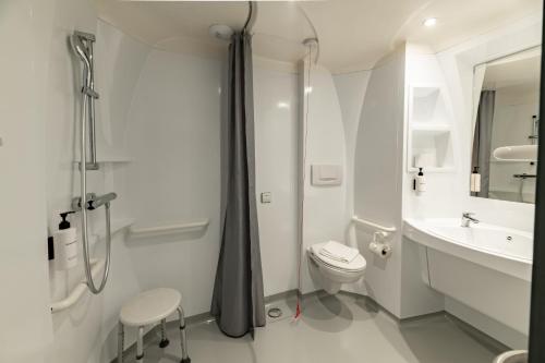 Habitación doble - Adaptada para personas de movilidad reducida del hotel easyHotel Victoria. Foto 4