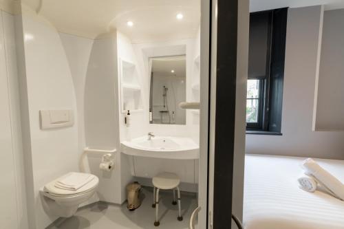 Habitación doble - Adaptada para personas de movilidad reducida del hotel easyHotel Victoria. Foto 5