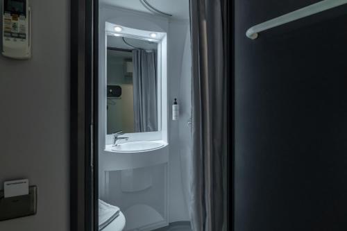 Habitación Doble Económica del hotel easyHotel Victoria. Foto 1